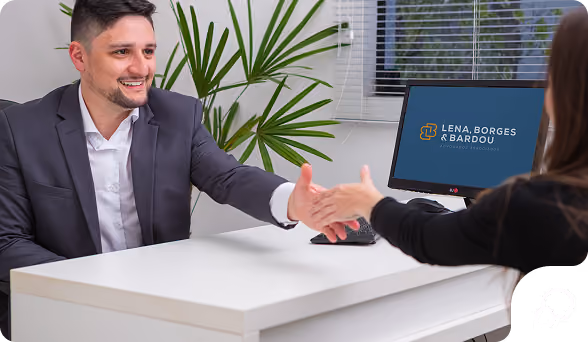 Advogado recebendo cliente com aperto de mão no escritório