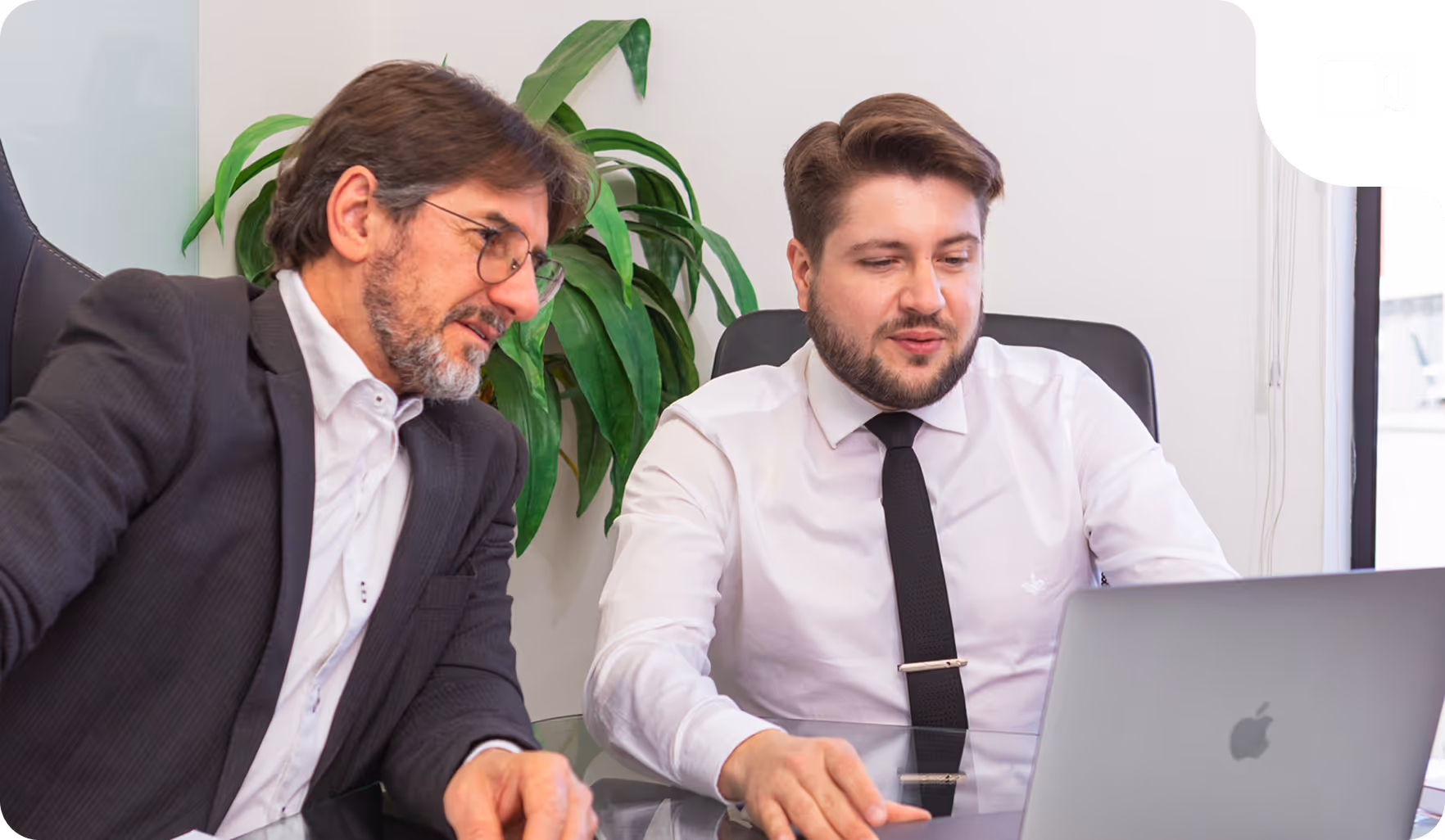 Advogados do escritório trabalhando juntos em reunião online